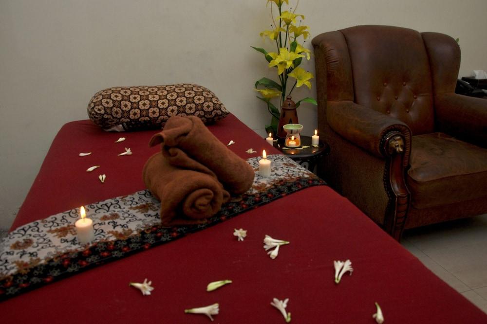 The Grand Palace Hotel Malang Ngoại thất bức ảnh